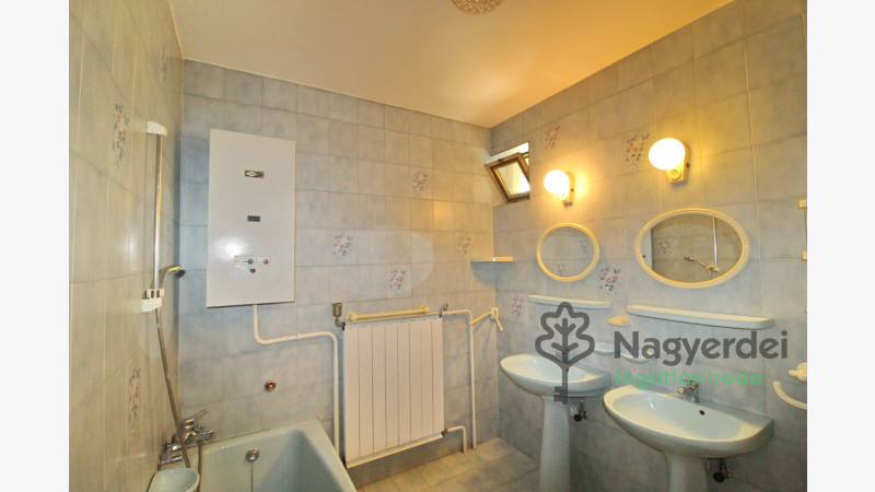 Debrecen, Nagyerdő, Ház, családi ház  