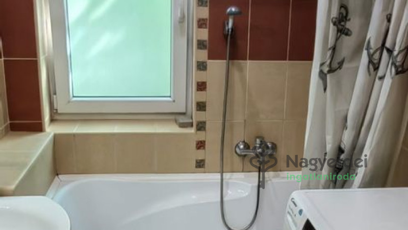 Debrecen, Nagyerdő, Lakás, tégla lakás  