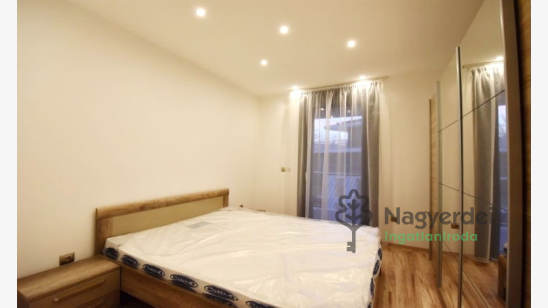 Debrecen, Nagyerdő, Lakás, tégla lakás  