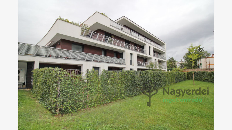 Debrecen, Nagyerdő, Lakás, tégla lakás  