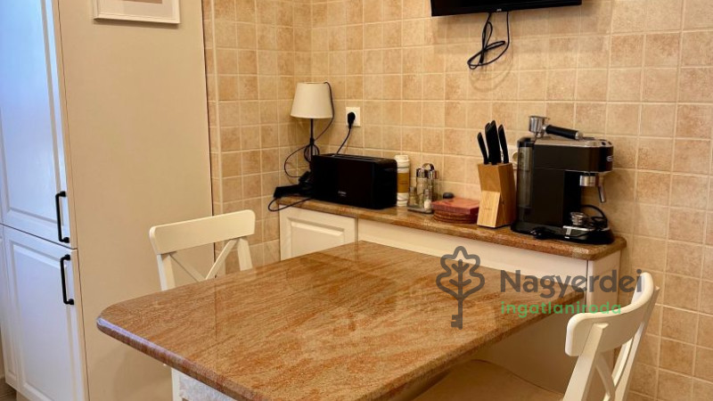 Debrecen, Bem tér, Lakás, tégla lakás  