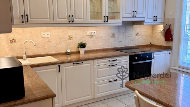 Debrecen, Bem tér, Lakás, tégla lakás  