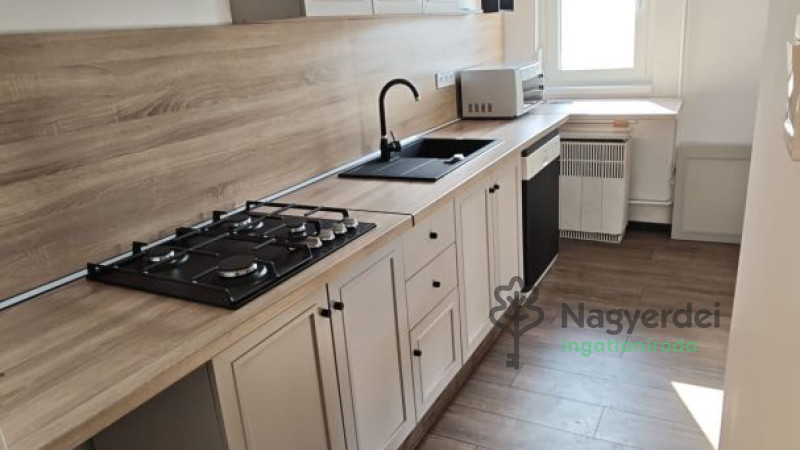 Debrecen, Egyetemváros, Lakás, tégla lakás  