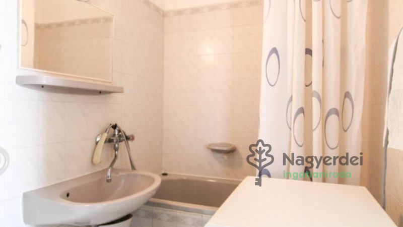 Debrecen, Nagyerdő, Lakás, tégla lakás  