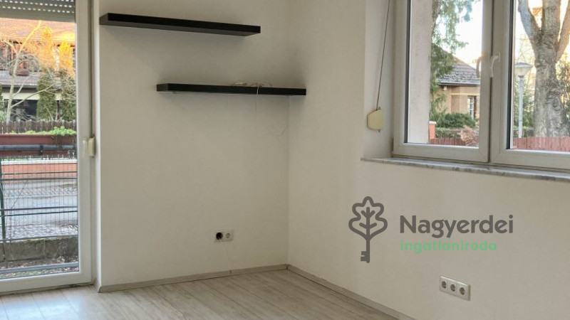 Debrecen, Nagyerdő, Lakás, tégla lakás  