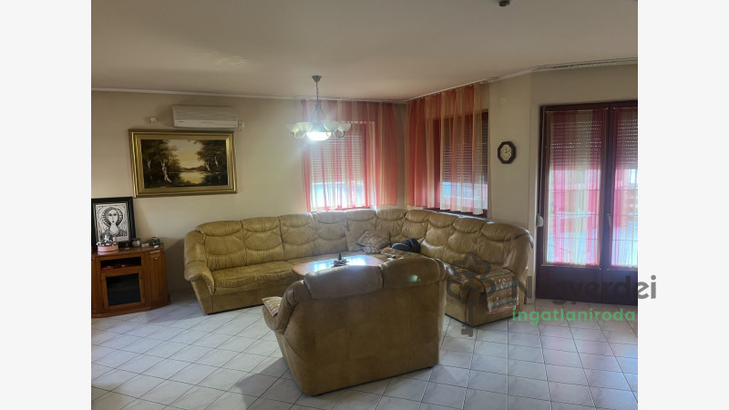 Debrecen, Veres Péter-kert, ház  