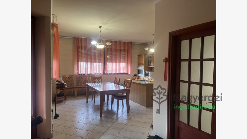 Debrecen, Veres Péter-kert, ház  