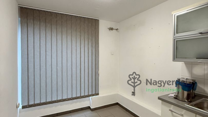 Debrecen, Sestakert, Üzlethelyiség, nem üzletközpontban  