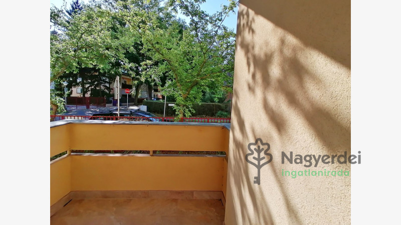 Debrecen, Nagyerdő, Lakás, tégla lakás  