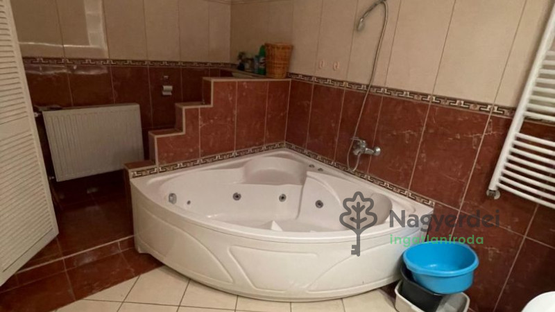 Debrecen, Nagyerdő, Lakás, tégla lakás  