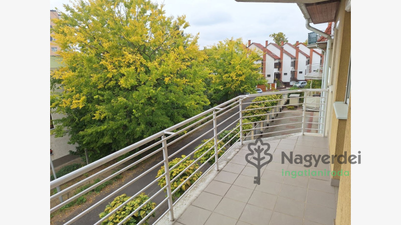 Debrecen, Nagyerdő, Lakás, tégla lakás  