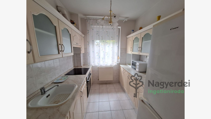 Debrecen, Nagyerdő, Lakás, tégla lakás  