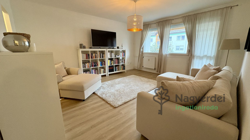 Debrecen, Wesselényi lakótelep, Lakás, csúsztatott zsalus  