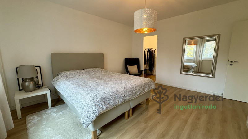 Debrecen, Wesselényi lakótelep, Lakás, csúsztatott zsalus  