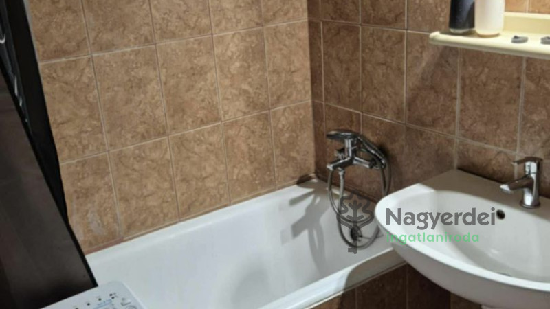 Debrecen, Nagyerdő, Lakás, tégla lakás  