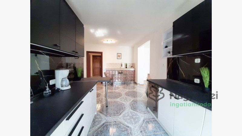 Debrecen, Nagyerdő, Lakás, tégla lakás  