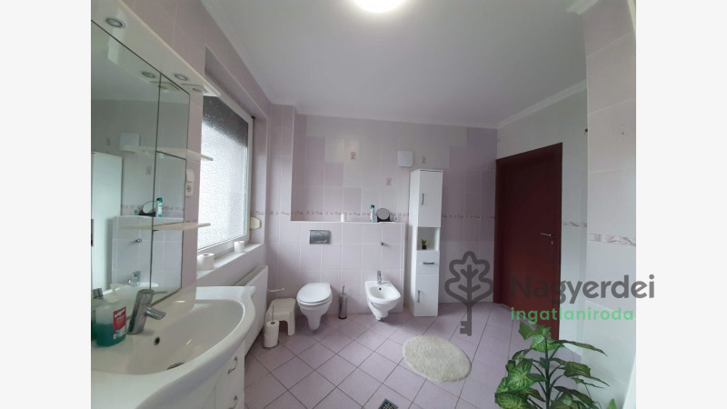 Debrecen, Nagyerdő, Lakás, tégla lakás  