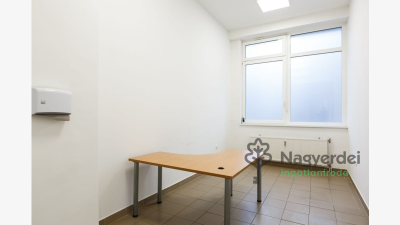 Debrecen, Belváros, Üzlethelyiség, nem üzletközpontban  