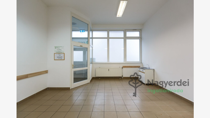 Debrecen, Belváros, Üzlethelyiség, nem üzletközpontban  