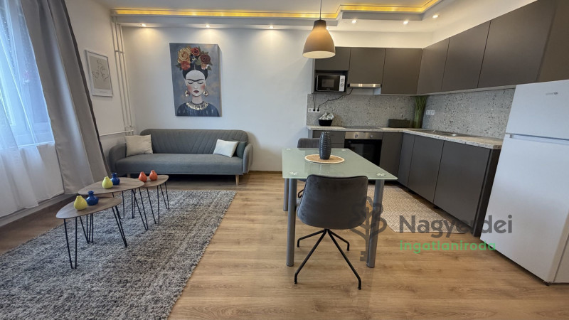 Debrecen, Nagyerdő, Lakás, csúsztatott zsalus  