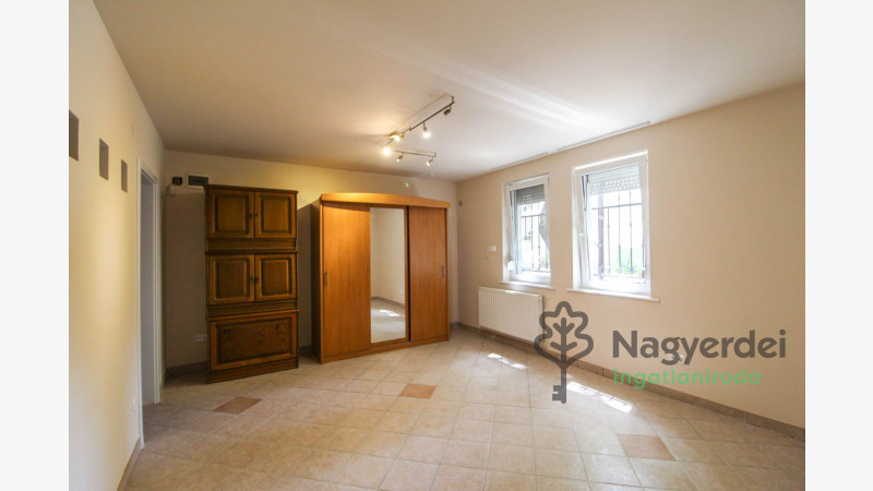 Debrecen, Nagyerdőalja, Lakás, tégla lakás  