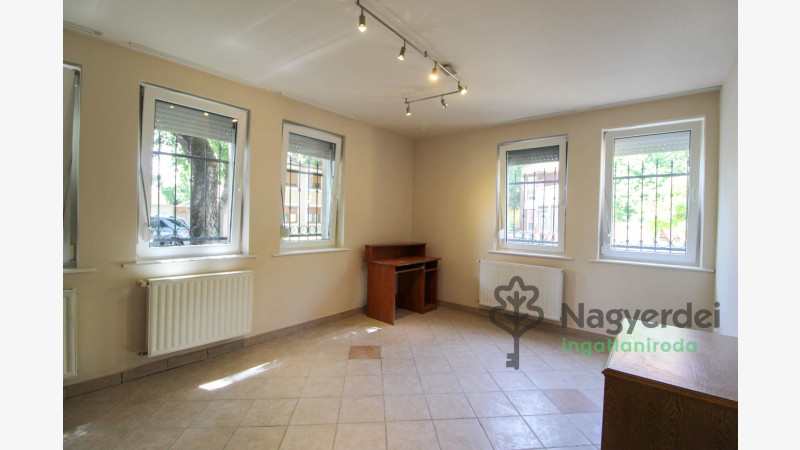 Debrecen, Nagyerdőalja, Lakás, tégla lakás  