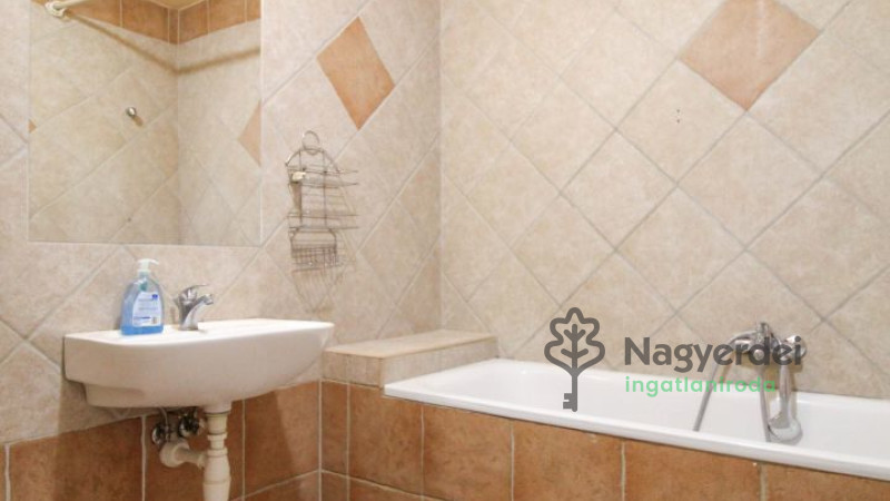 Debrecen, Nagyerdőalja, Lakás, tégla lakás  