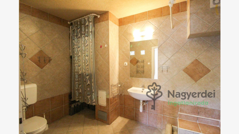Debrecen, Nagyerdőalja, Lakás, tégla lakás  