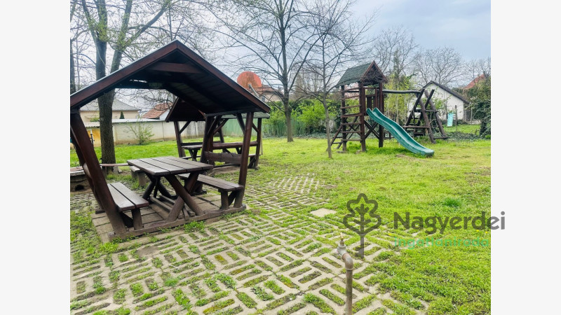 Debrecen, Postakert, Lakás, tégla lakás  