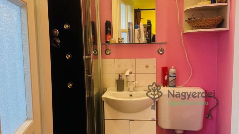 Debrecen, Postakert, Lakás, tégla lakás  