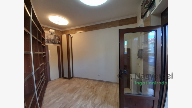 Debrecen, Üzlethelyiség, nem üzletközpontban  