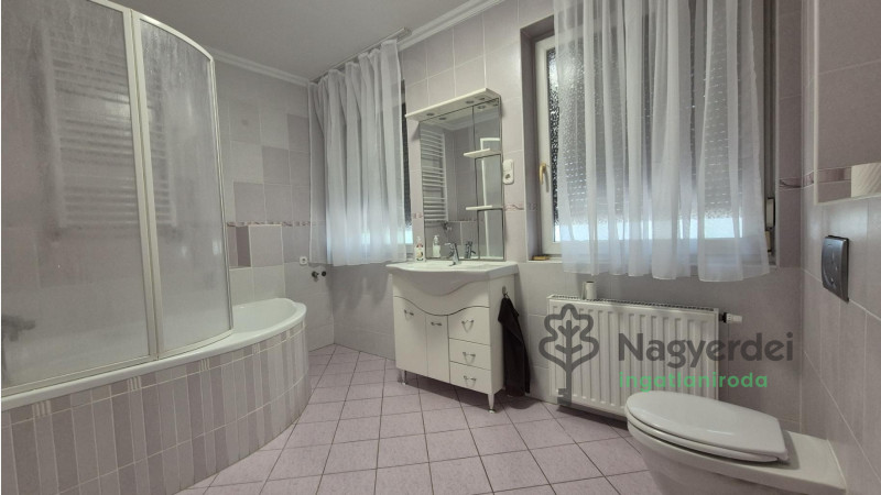 Debrecen, Nagyerdő, Lakás, tégla lakás  
