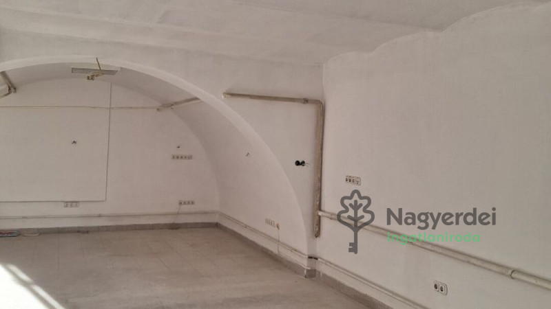 Debrecen, Belváros, Üzlethelyiség, nem üzletközpontban  