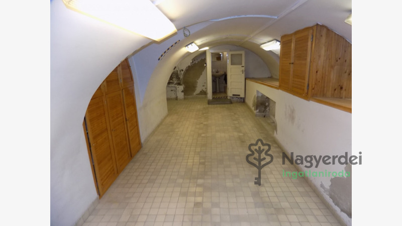Debrecen, Belváros, Üzlethelyiség, nem üzletközpontban  