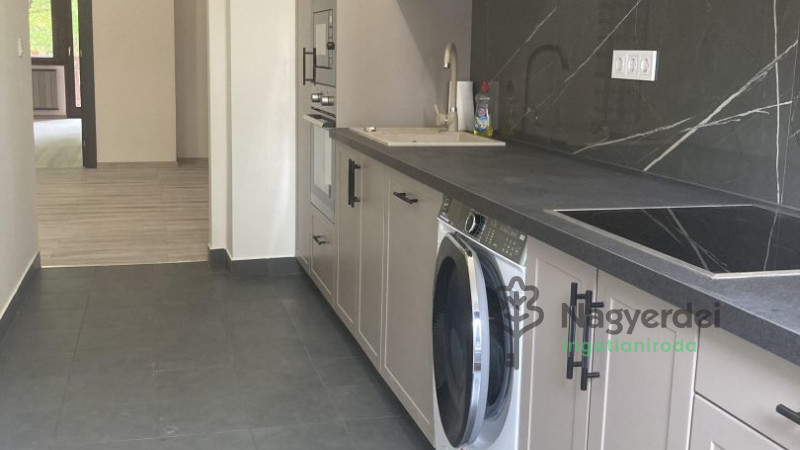 Debrecen, Nagyerdő, Lakás, tégla lakás  