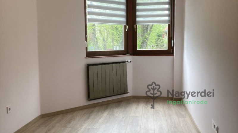 Debrecen, Nagyerdő, Lakás, tégla lakás  