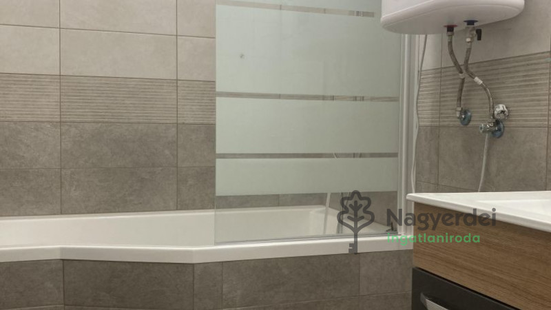 Debrecen, Nagyerdő, Lakás, tégla lakás  