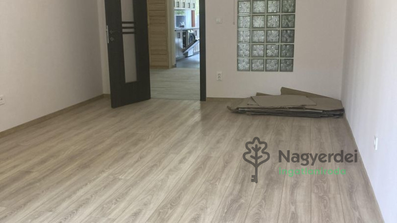 Debrecen, Nagyerdő, Lakás, tégla lakás  