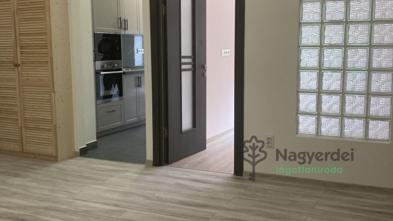 Debrecen, Nagyerdő, Lakás, tégla lakás  