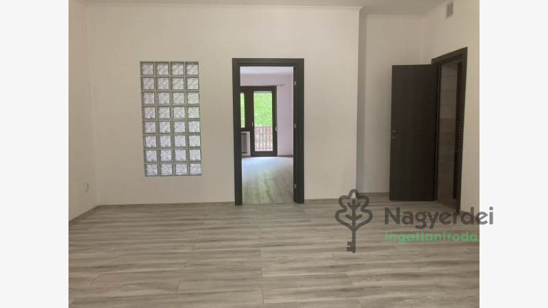 Debrecen, Nagyerdő, Lakás, tégla lakás  