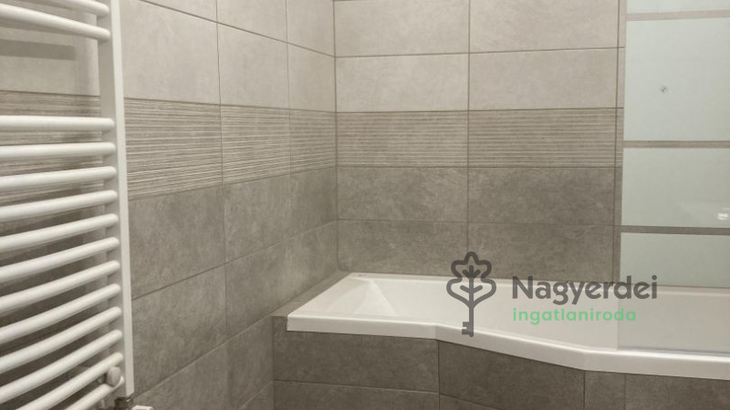 Debrecen, Nagyerdő, Lakás, tégla lakás  