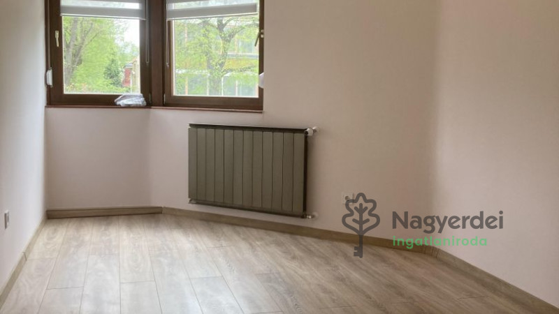 Debrecen, Nagyerdő, Lakás, tégla lakás  