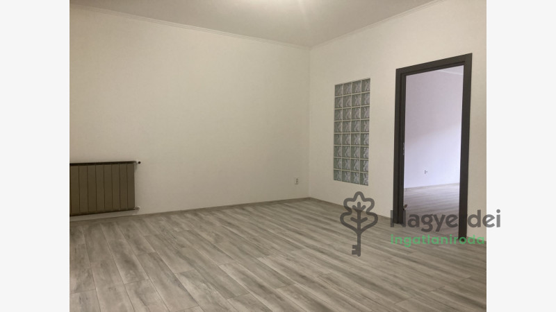 Debrecen, Nagyerdő, Lakás, tégla lakás  