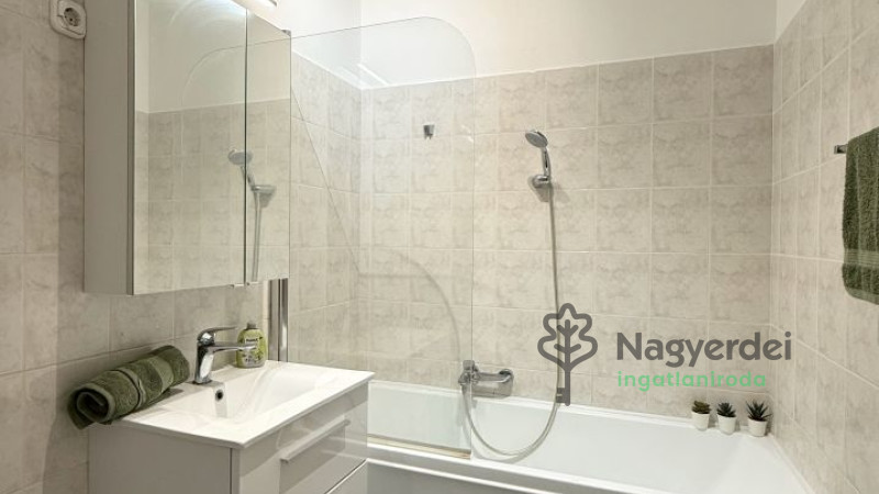 Debrecen, Széchenyikert, Lakás, tégla lakás  