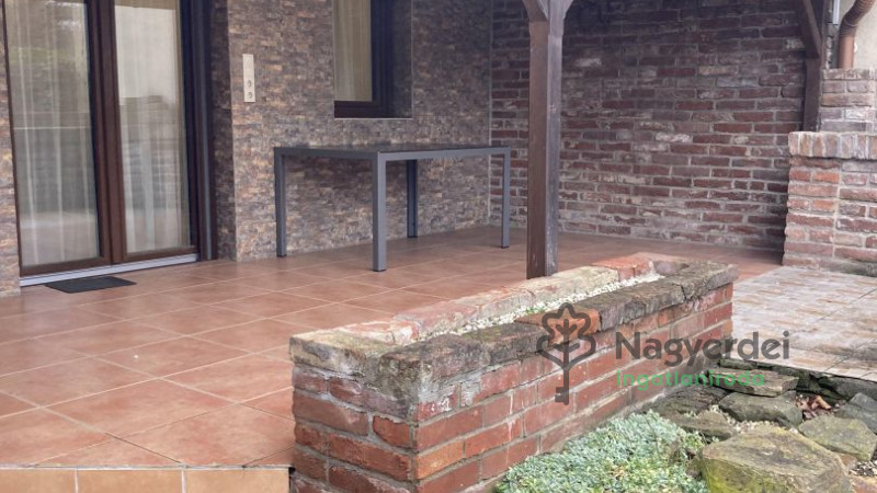 Debrecen, Liget lakópark, Ház, sorház  