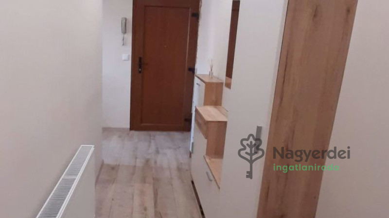Debrecen, Nagyerdőalja, Lakás, csúsztatott zsalus  