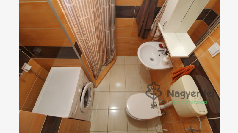 Debrecen, Nagyerdő, Lakás, tégla lakás  