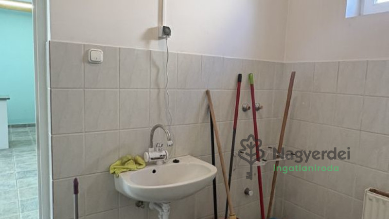 Debrecen, Józsa(Alsó), Üzlethelyiség, nem üzletközpontban  