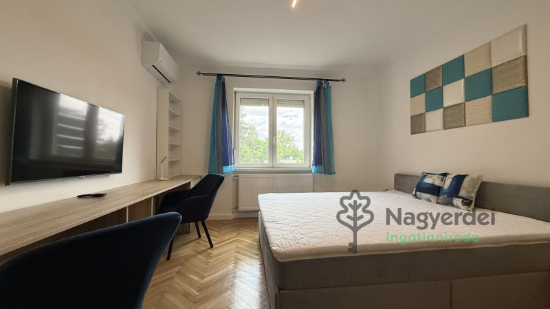 Debrecen, Nagyerdő, Lakás, tégla lakás  