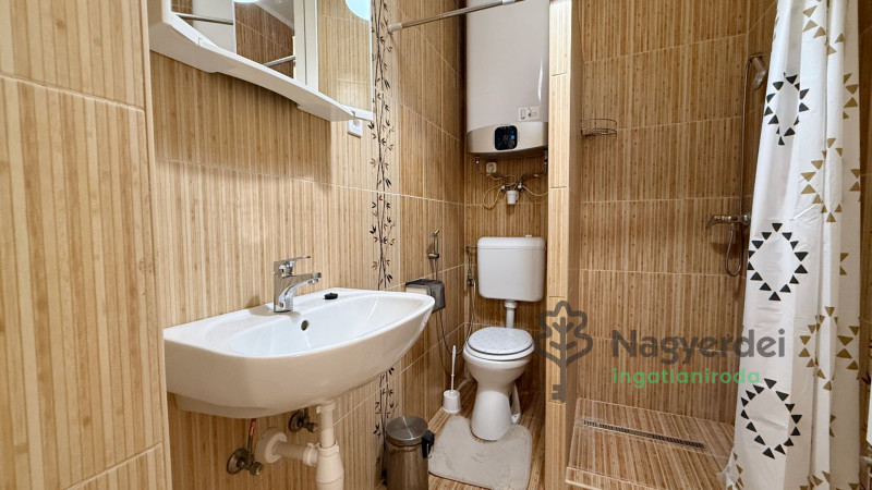 Debrecen, Nagyerdő, Lakás, csúsztatott zsalus  